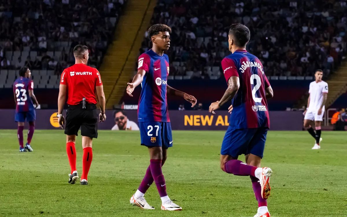 Former Barcelona defender keen to return to club - valued by Sporting Director Deco