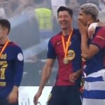 Robert Lewandowski seen persuading Ronald Araujo to stay at Barcelona