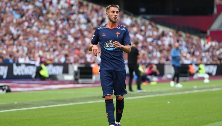 Aston Villa open talks for former Barcelona right-back