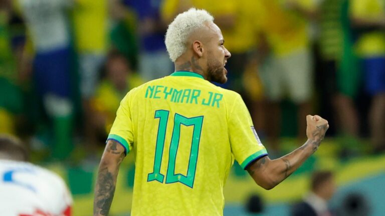 Barcelona Sporting Director Deco refuses to rule out Neymar move