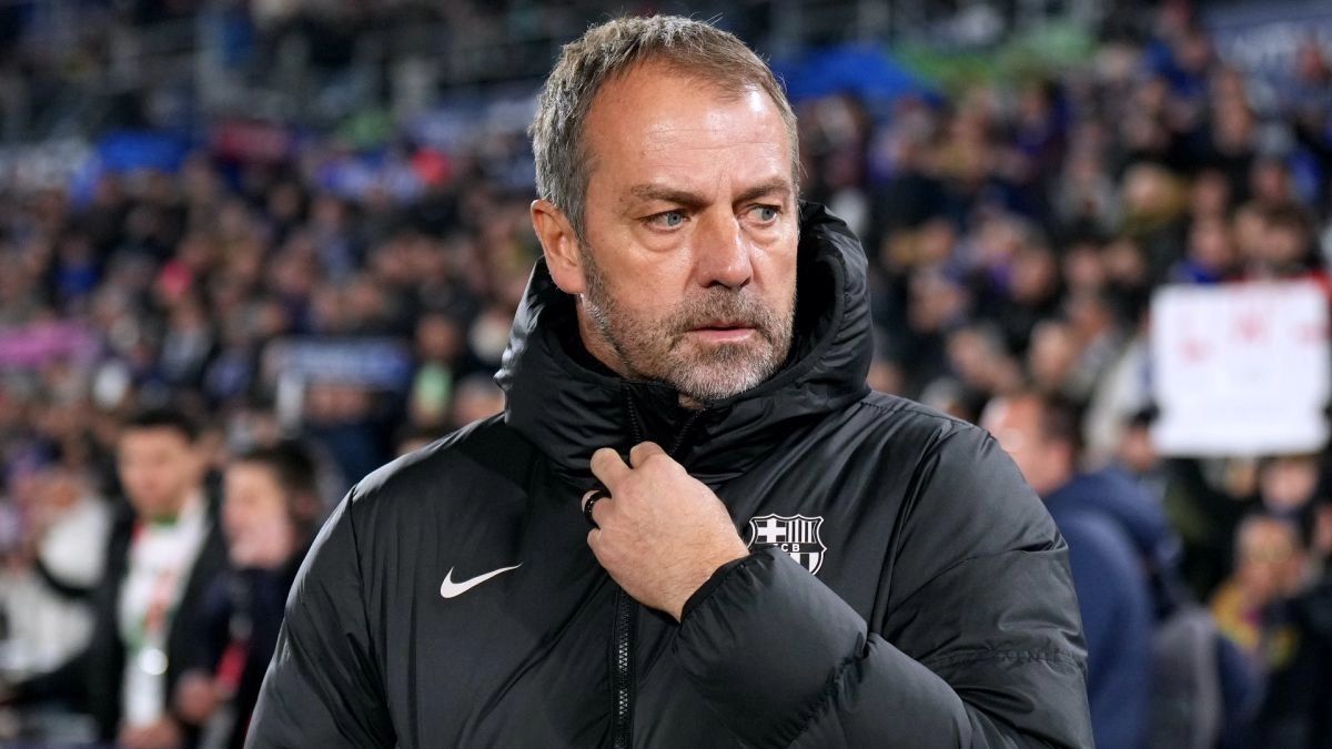 Hansi Flick takes Barcelona star aside over mistakes
