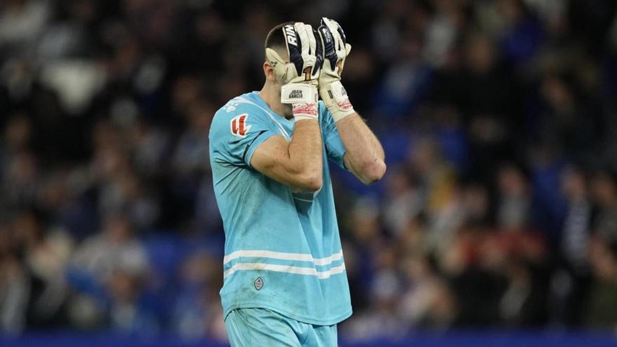 Barcelona add fifth goalkeeper to shortlist amid uncertianty at position