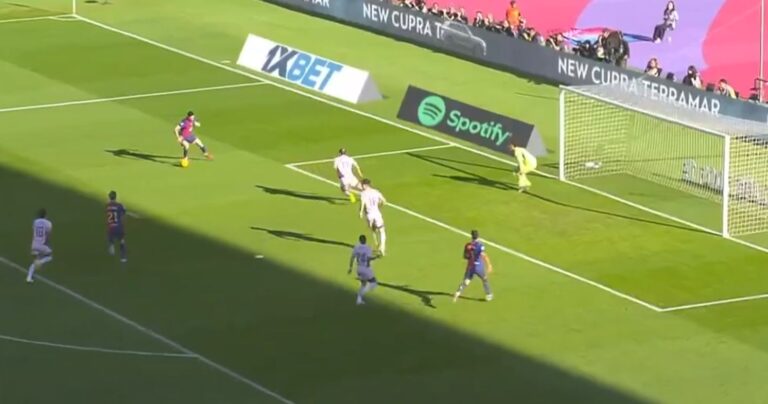 Robert Lewandowski nets brace from brilliant de Jong assist