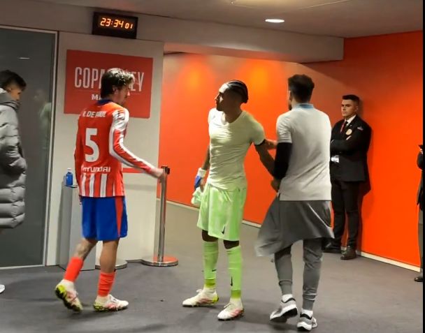 Barcelona star waits behind to swap shirt with Atletico Madrid rival