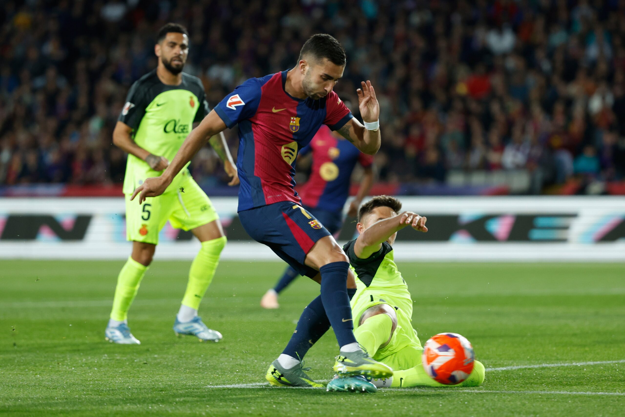 Barcelona edge past Mallorca to extend La Liga advantage