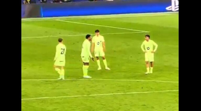 Ronald Araujo balled out by teammate during Inter-Barcelona