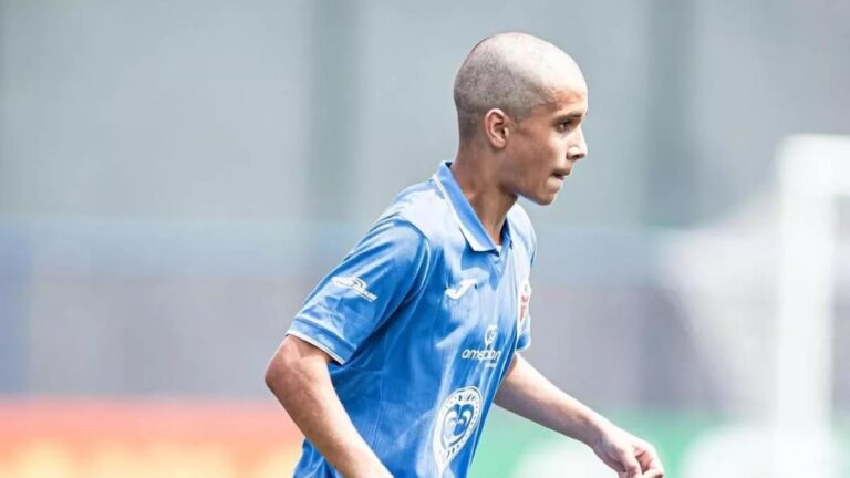 Barcelona take 17-year-old Brazilian talent on trial on Deco tip