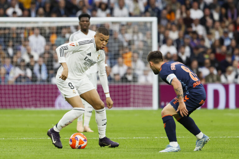 Mbappe closing in on Golden Boot after opening gap to Lewandowski